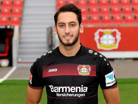 Chính thức: Calhanoglu gia nhập AC Milan