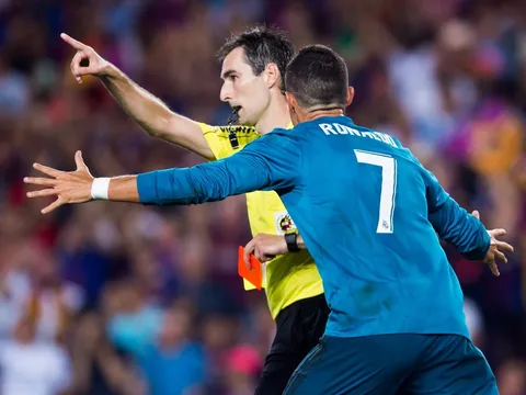 CHÍNH THỨC: Đẩy trọng tài, Ronaldo dính án phạt cực nặng