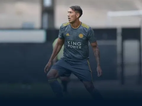 CHÍNH THỨC: Leicester chia tay nhà vô địch 'địa chấn'