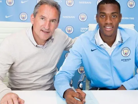 Chính thức: Man City ký hợp đồng 4 năm với trung vệ người Anh