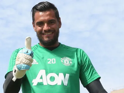 CHÍNH THỨC: Man Utd 'trói chân' thành công trụ cột