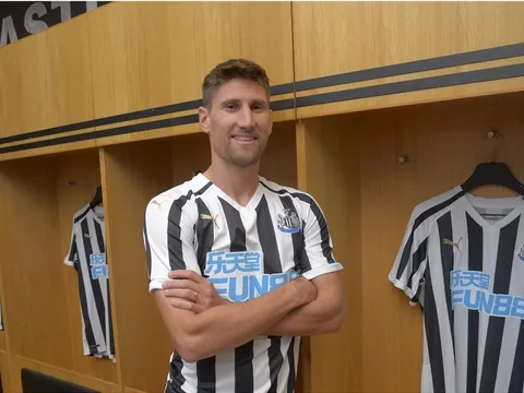 CHÍNH THỨC: 'Hút máu' Swansea, Newcastle đón tân binh thứ 7