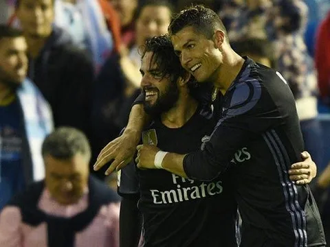 "Chơi bóng với Ronaldo dễ ợt!"