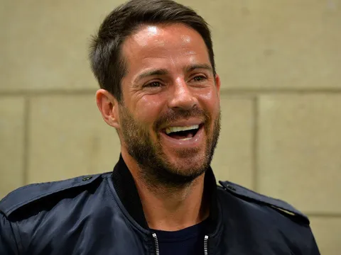 Chơi cực hay, Pogba vẫn bị Jamie Redknapp loại khỏi đội hình hay nhất vòng 1