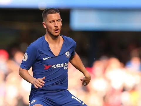 'Chơi nổi', Hazard mặc áo xẻ cổ trong trận gặp Liverpool