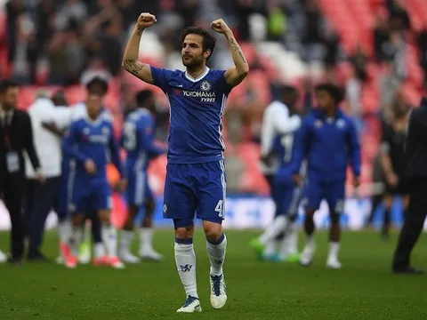 Chống đối Conte, Fabregas trả giá đắt?