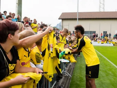Chốt xong tương lai, Aubameyang tươi cười chào NHM Dortmund