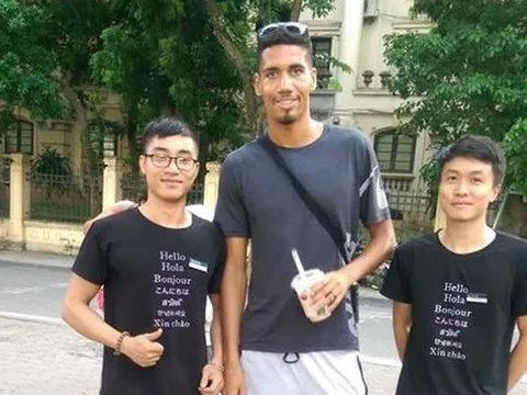 Chris Smalling đá cầu tại Việt Nam, fan thế giới phục sát đất