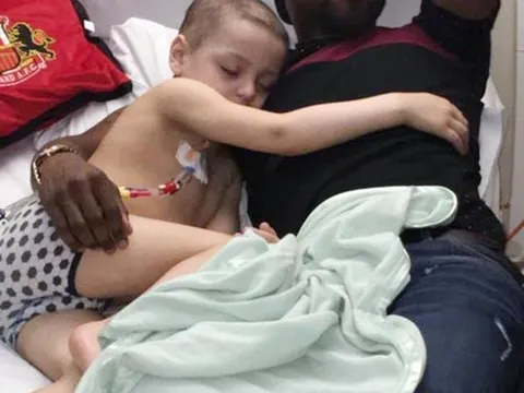 Chú bé mascot của Jermain Defoe đang nguy kịch