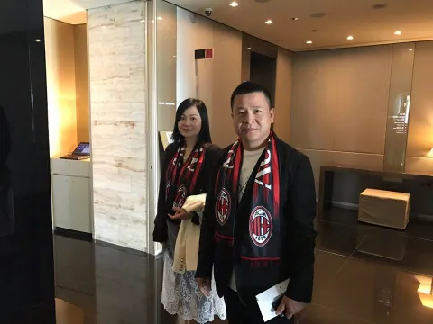 Chủ mới Milan dẫn vợ đến San Siro xem Derby