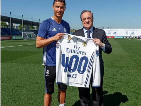 Chủ tịch Perez đích thân trao quà cho Ronaldo trên sân tập