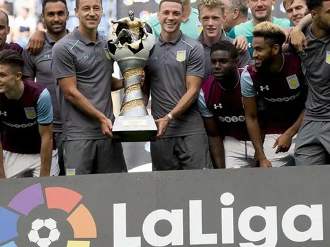 Chưa đá, Terry đã có cúp với Aston Villa
