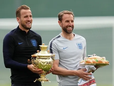 Chưa đá trận nào, Harry Kane và tuyển Anh đã được trao cúp