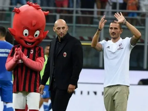 Chưa thể ra sân, Bonucci vẫn được chào đón trong trận đấu của Milan