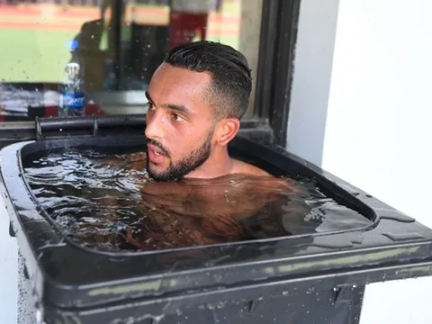 Chuẩn bị đấu Bayern, Walcott tắm trong "thùng rác"
