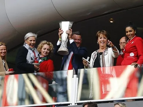 Chùm ảnh: Biển người tràn ngập Amsterdam, Van Gaal nâng cúp Europa League