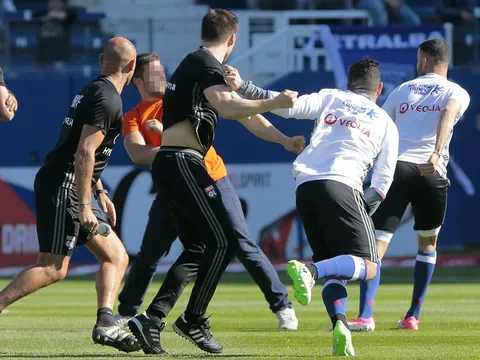 Chùm ảnh: Cầu thủ Lyon quá sốc khi bị CĐV Bastia tấn công