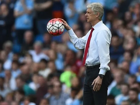 Chùm ảnh: CĐV Arsenal 'rôm rả' hiến kế thay Arsene Wenger