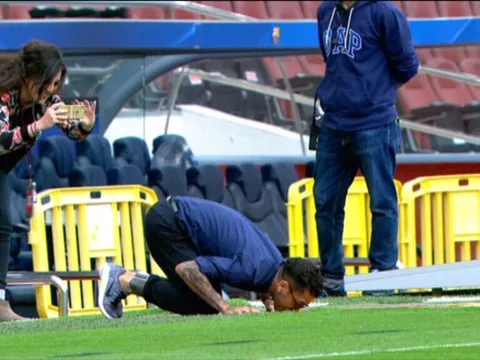 Chùm ảnh: Dani Alves "hôn" Camp Nou ngày về