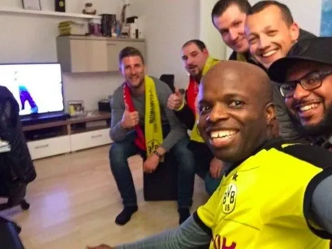 Chùm ảnh: Thủ tướng Đức dự khán, CĐV Dortmund và Monaco hát YNWA