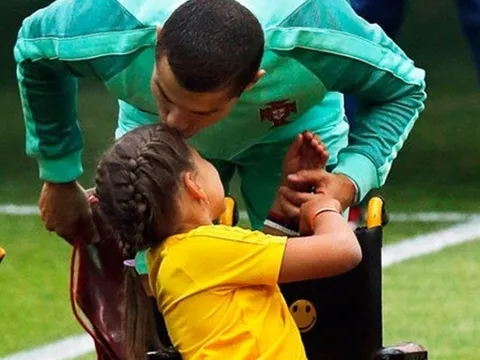 Chùm ảnh: Ronaldo và nụ hôn nhân hậu sưởi ấm trái tim cô bé khuyết tật