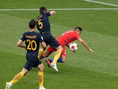 Chùm ảnh: Sanchez 'ăn vạ' không thành, Chile vất vả cầm hòa Australia