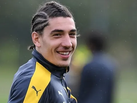 Chùm ảnh: 'Tá hỏa' với kiểu tóc mới của Bellerin