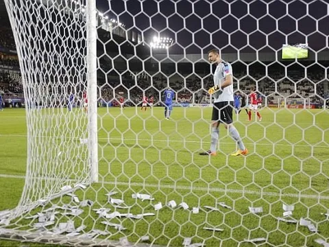 Chùm ảnh: Toàn cảnh Donnarumma 'ngộp' trong biển tiền từ fan Milan