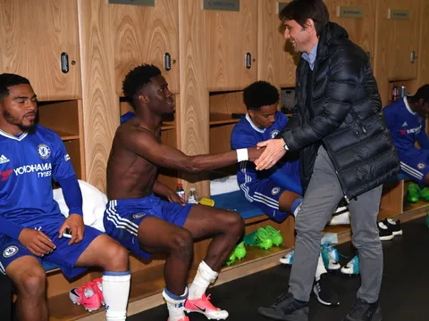 Chùm ảnh: Vô địch FA, Conte vào tận phòng thay đồ chung vui với sao trẻ Chelsea