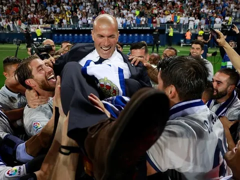 Chùm ảnh: Vô địch La Liga sau 5 năm, Real Madrid 'quẩy tưng bừng' tại Rosaleda
