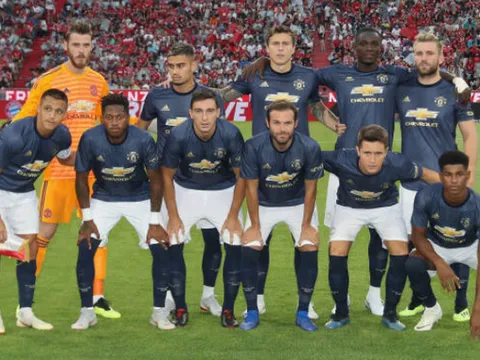 Chụp ảnh 'team' kỳ lạ, điềm báo thất bại của Man United?