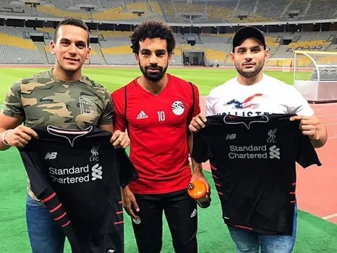 Chụp ảnh với áo Liverpool, Salah đã chốt tương lai?