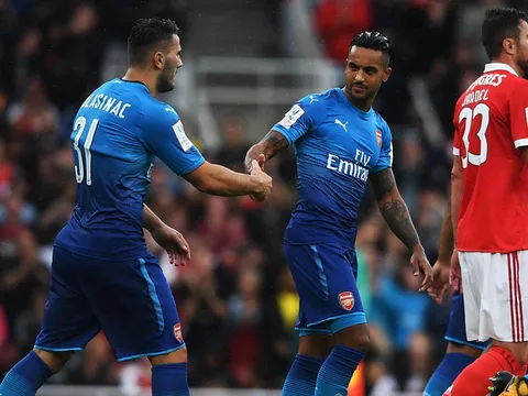 Arsenal thắng Benfica: Niềm hy vọng Walcott, Kolasinac