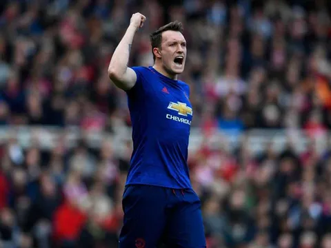 Chuyển động Man Utd: Jones, Darmian được giữ lại