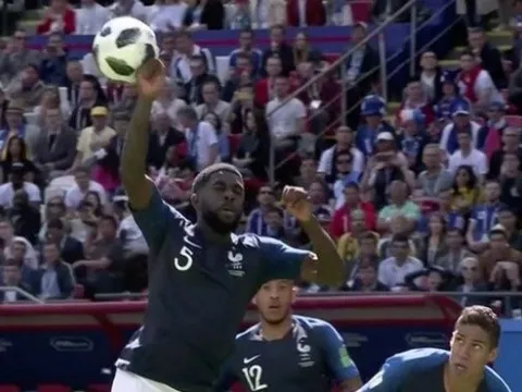 Varane phản ứng 'không đỡ nổi' với pha dùng tay bắt bóng của Umtiti