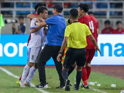 "Superman" U23 Việt Nam, Đoàn Văn Hậu nổi nóng với cầu thủ Uzbekistan