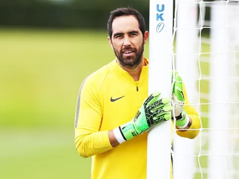 Claudio Bravo xuất hiện già nua trên sân tập Man City