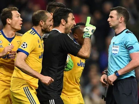 ‘Cố đấm ăn xôi’, Buffon bị Oliver Kahn dạy cho bài học