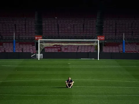 Có một Iniesta rất đơn độc giữa lòng Camp Nou