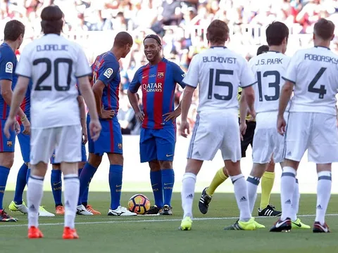 Có Ronaldinho, Rivaldo, huyền thoại Barca vẫn thua đậm trước huyền thoại Man United