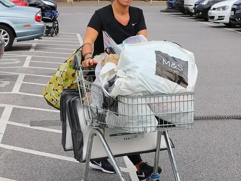 Coleen Rooney tất bật chuẩn bị hành lý cho chồng chuyển đến Everton