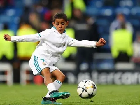 Con Ronaldo ăn mừng chiến thắng theo cách "không giống ai"