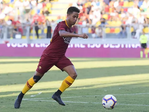 Con trai Kluivert tranh cãi với Edin Dzeko ngay lần đầu đá chính