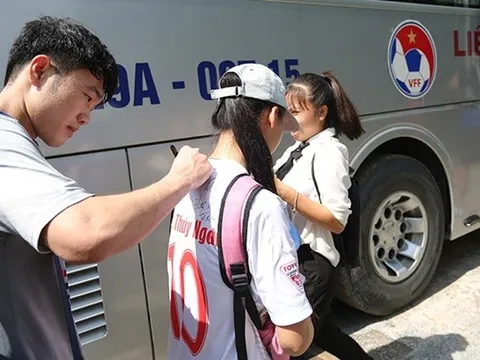 Fan nữ đòi ký lên áo, Công Phượng... trốn, nhường đồng đội