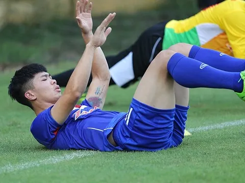 Công Phượng khoe hình xăm, dính "tai nạn" buổi tập đầu