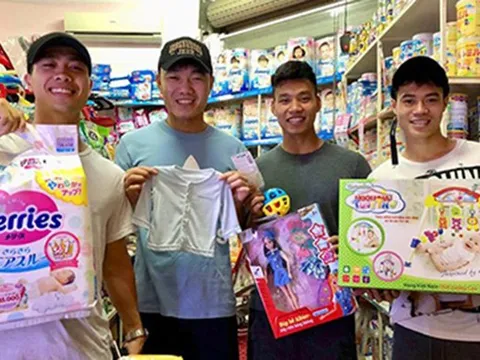 Công Phượng, Xuân Trường "hối lộ" bỉm, sữa, mong Quế Ngọc Hải... nhẹ chân