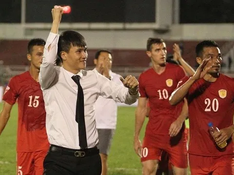 Công Vinh quyết làm "quan to": Nước cờ đầu tiên