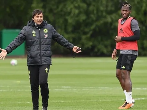 Conte đốc thúc học trò trên sân tập