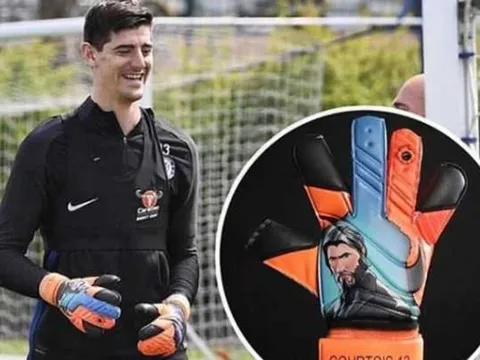 Courtois gây chú ý khi mang 'hàng độc' tới sân tập Chelsea