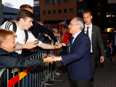 Courtois ký mỏi tay khi Navas lặng lẽ lướt qua CĐV Real Madrid